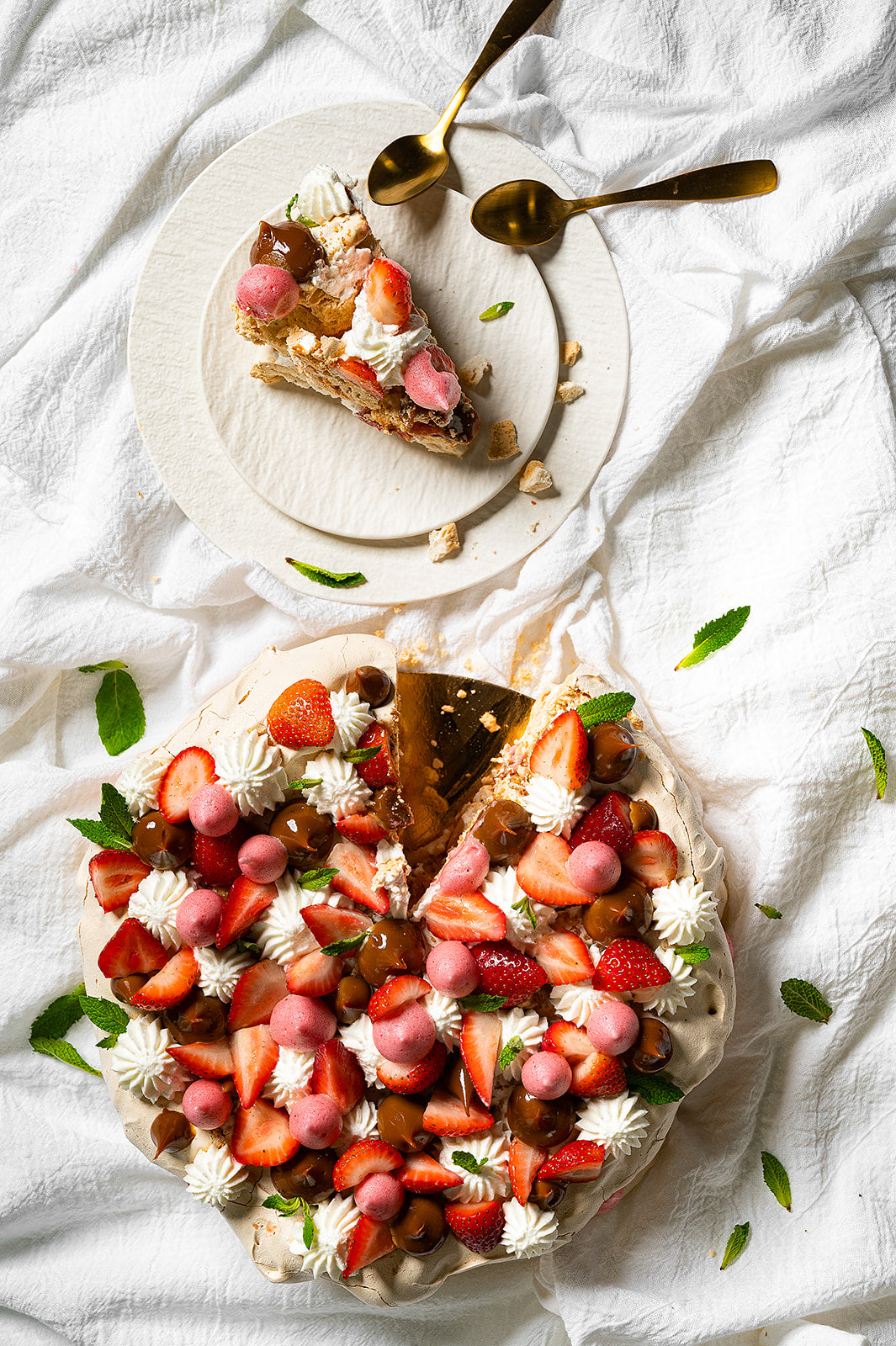 Strawberry & Dulce de leche Pavlova